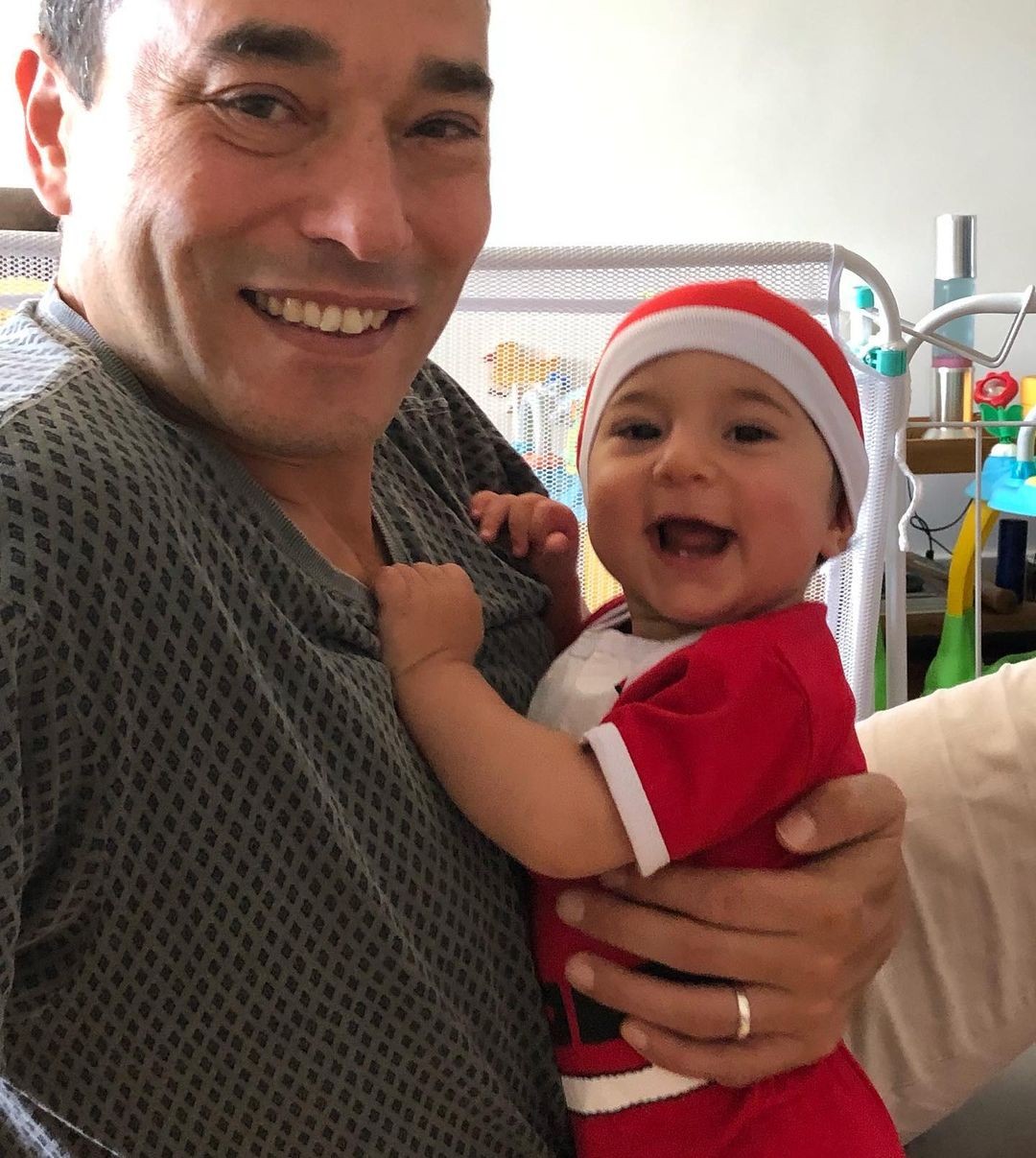 Andréia Sadi publica clique de André Rizek com os gêmeos, Pedro e João, vestidos de Papai Noel (Foto: Reprodução / Instagram)