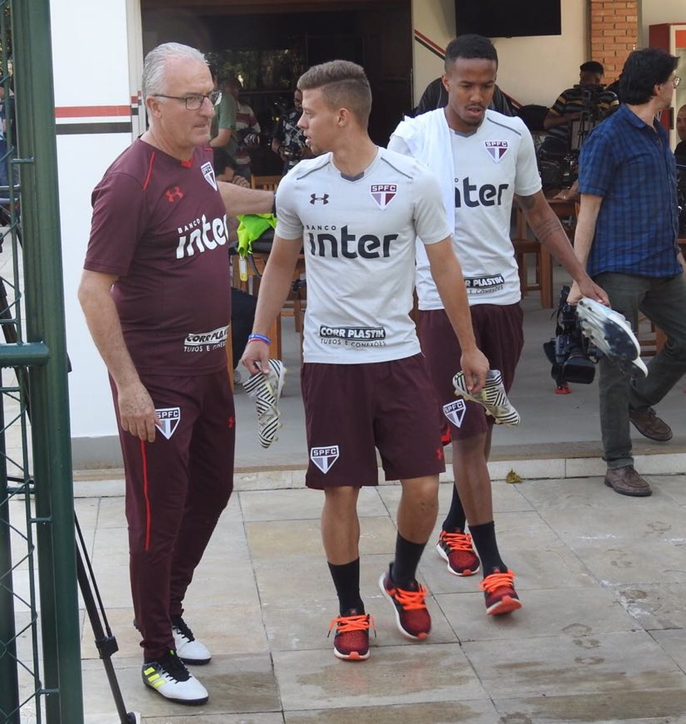 Dorival aposta alto em Lucas Fernandes (na foto, conduz o garoto ao campo do CT para o início do treino) (Foto: Marcelo Hazan)