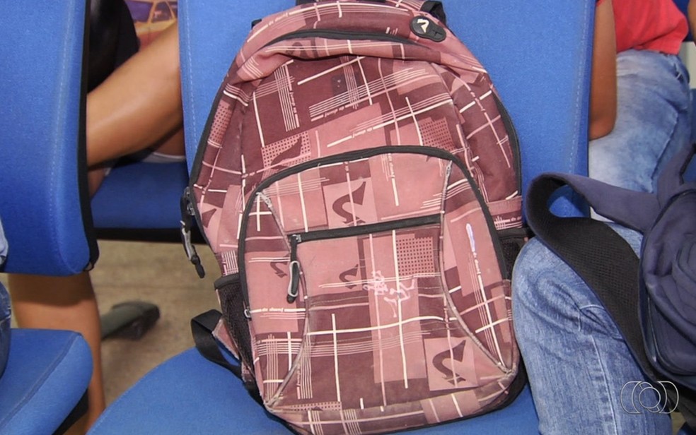 Arma foi escondida na mochila de uma aluna, que ficou nervosa e até passou mal (Foto: TV Anhanguera/Reprodução)