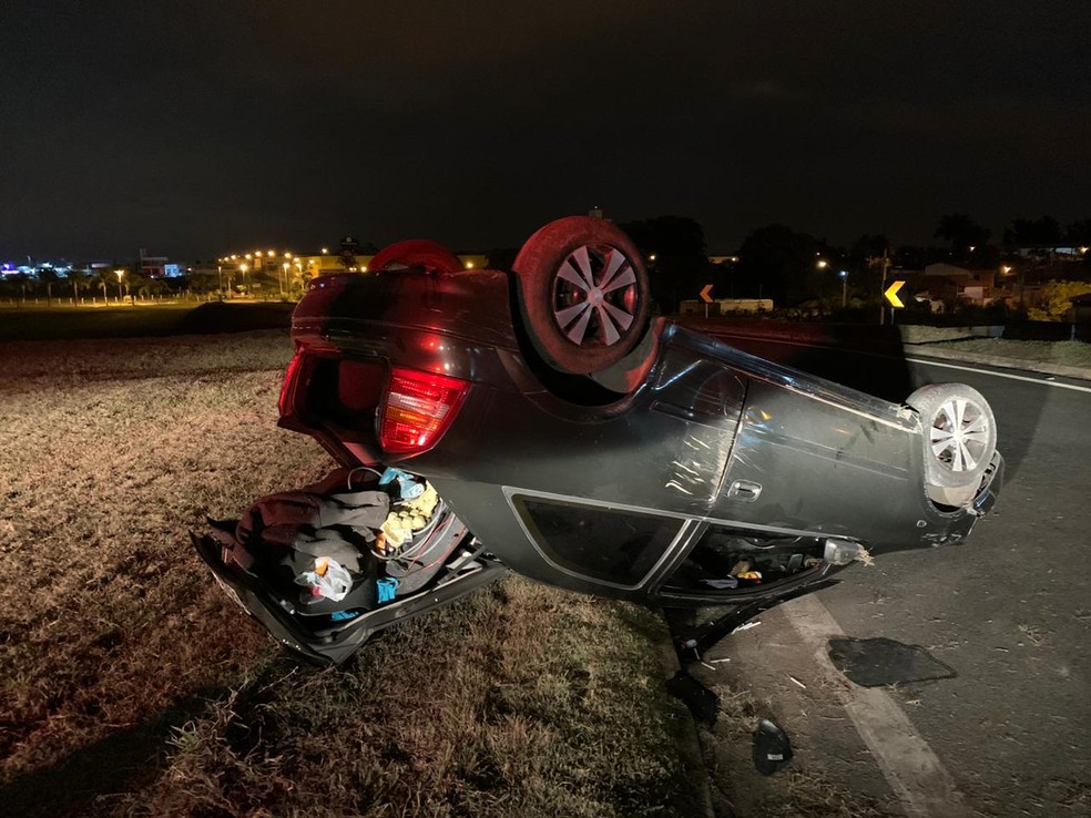 Homem &eacute; preso por dirigir b&ecirc;bado ap&oacute;s capotar carro em Lorena &mdash; Foto: Divulga&ccedil;&atilde;o/ Pol&iacute;cia Militar