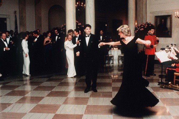 O ator John Travolta dançando com a Princesa Diana (1961-1997) em evento na Casa Branca em novembro de 1985, enquanto observados pelo então presidente Ronald Reagan (1911-2004) e a primeira-dama Nancy Reagan (1921-2016) (Foto: Getty Images)