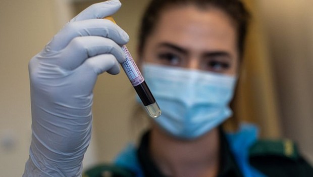 Sociedade médicas brasileiras não indicam a realização de exames que medem níveis de anticorpos após a vacinação (Foto: Getty Images via BBC)