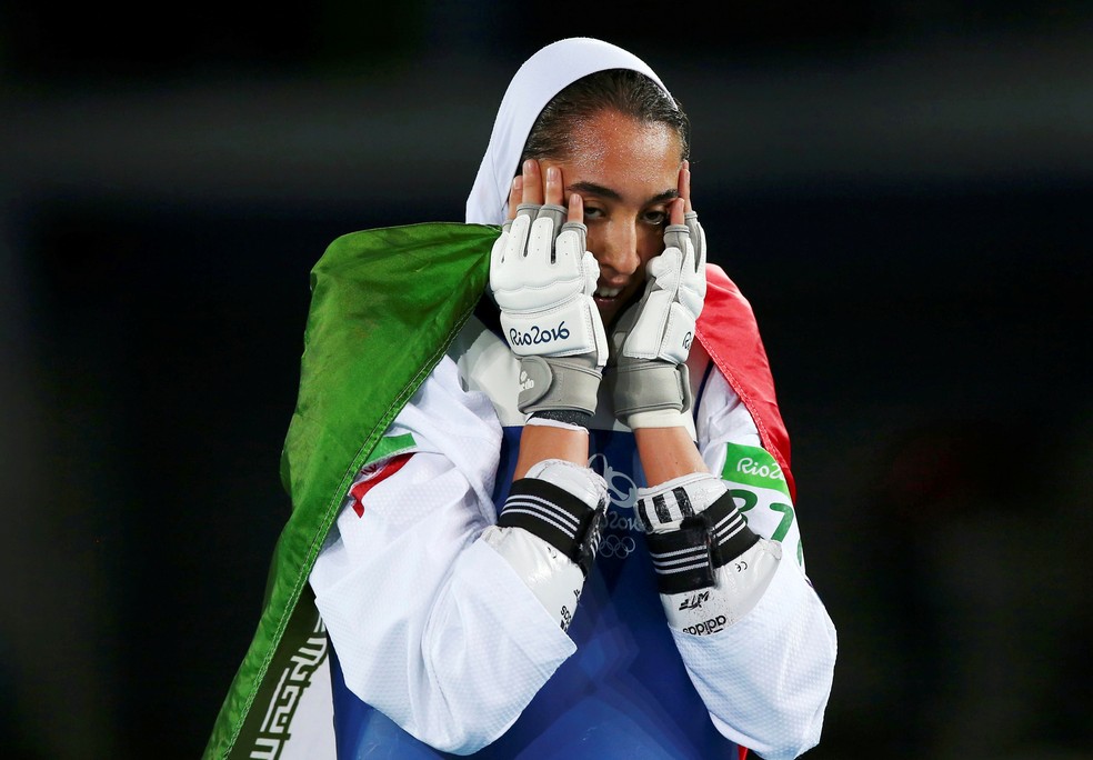Atleta do Taekwondo Kimia Alizadeh comemora bronze nos Jogos Olímpicos do Rio de Janeiro, em 18 de agosto de 2016. — Foto: Peter Cziborra/Arquivo/Reuters
