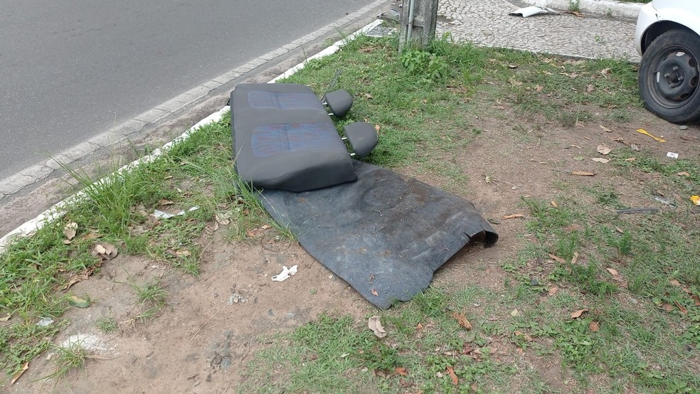 Bancos de carro envolvido em acidente na cidade de Feira de Santana — Foto: Ed Santos/Acorda Cidade