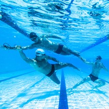 Galãs de sunga mostraram músculos até debaixo d'água (Raphael Dias/ Gshow)