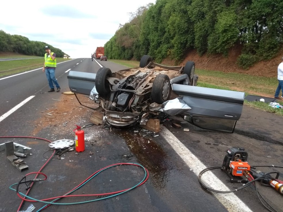 Carro capotou após bater em caminhão de açúcar em Matão (Foto: Wilson Gomes/Arquivo Pessoal)