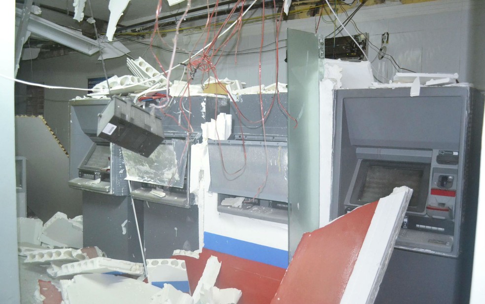 Caixas n&atilde;o foram danificados na explos&atilde;o (Foto: Berimbau Not&iacute;cias)