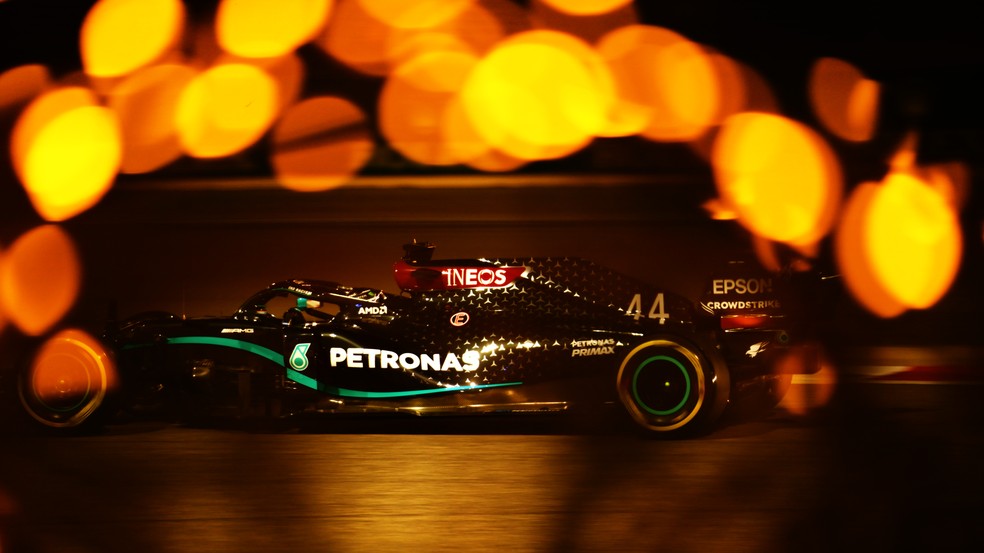 Lewis Hamilton acelera Mercedes durante a classificação no Barein — Foto: Getty Images