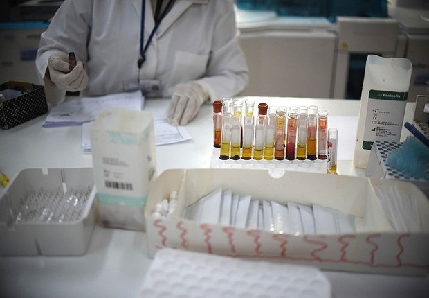 Técnico laboratorial analisa amostras de sangue de mulheres grávidas na Guatemala. Companhias farmacêuticas estão tentando desenvolver uma vacina eficaz contra o zika vírus, doença transmitida pelo mosquito Aedes aegypti (Foto: Johan Ordonez/AFP via Getty Images)