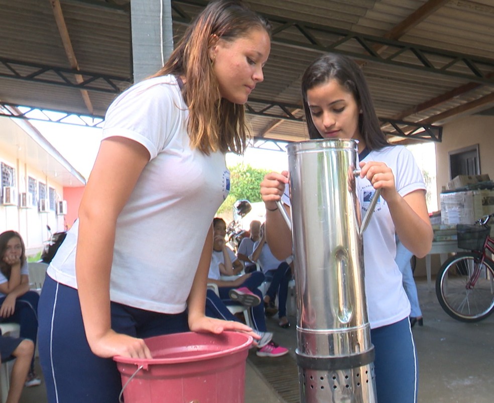 Alunos batem papéis em liquidificador industrial — Foto: Paula Seixas/Rede Amazônica