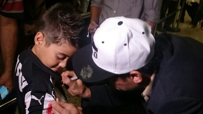 Fred autografa camisa na chegada a BH (Foto: Guilherme Frossard)