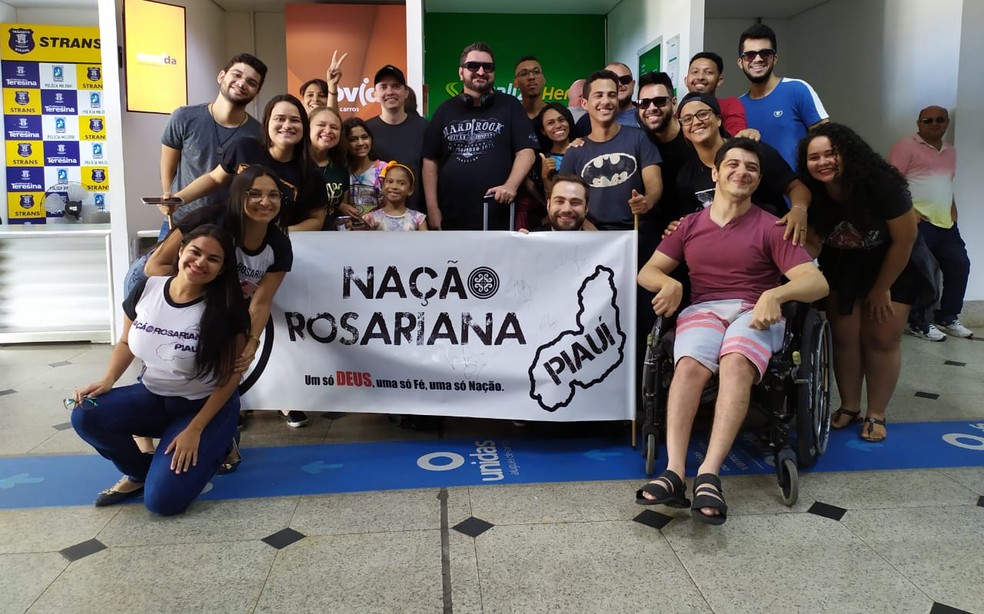 Fã clube foram recepcionar banda Rosa de Saron no aeroporto — Foto: Arquivo Pessoal/Nayrana Pires