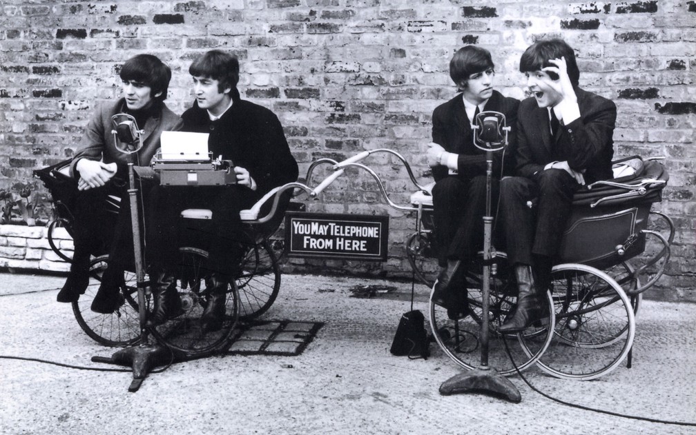 Os Beatles durante as gravações do filme 'Os reis do ié-ié-ié' (1964) — Foto: AFP