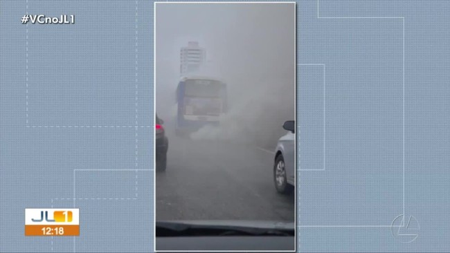 Imagens flagram nibus soltando fumaa em excesso na Rua Tavares Bastos