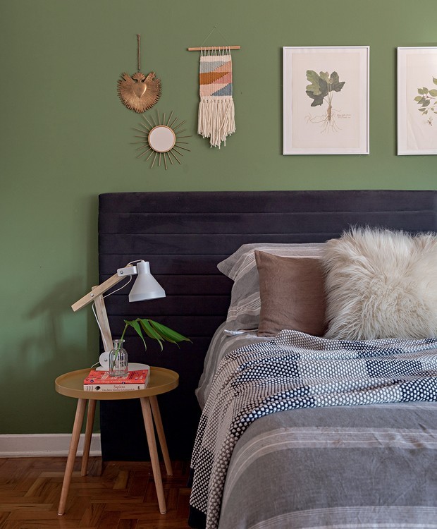 O tom de verde-folha tinge a parede atrás da cama e valoriza os itens dispostos como enfeites  (Foto: Gabriela Daltro/ Divulgação)