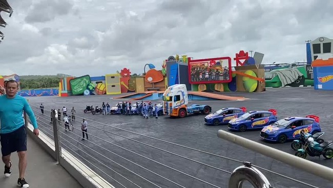 Bolsonaro no Beto Carrero: de férias em SC, presidente visita parque temático