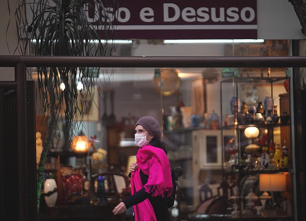 Em foto de outubro de 2021, mulher preferiu sair de máscara em Copacabana, mesmo após o fim da obrigatoriedade em áreas abertas — Foto: Marcos Serra Lima/g1