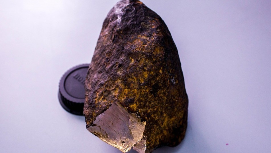 Novo mineral uakitite foi achado durante o verão de 2016, quando especialistas buscavam ouro (Foto: webmineral.ru)