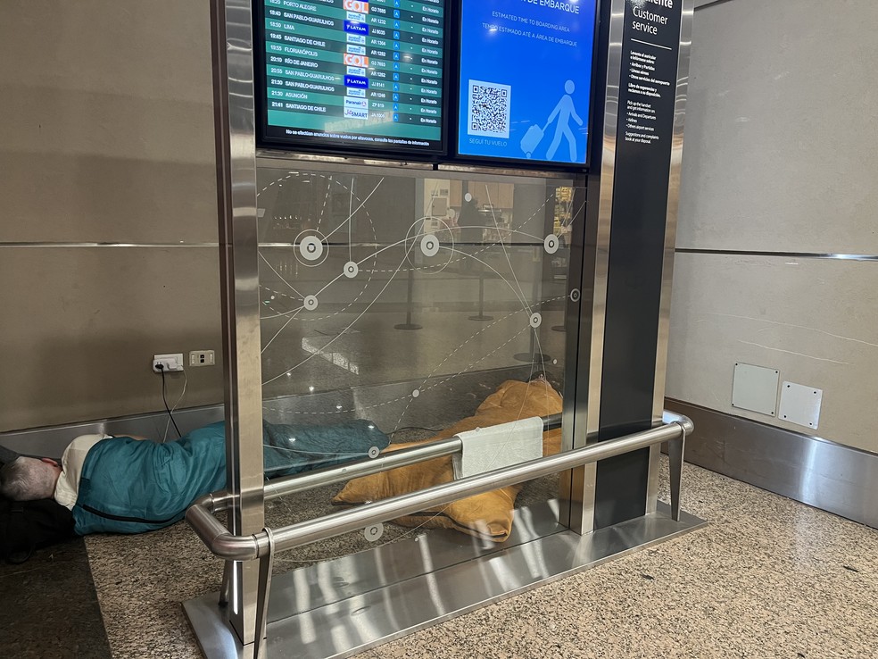 Com o inverno se aproximando, e as temperaturas já abaixo dos 10°C durante a noite, alguns dos indigentes passaram a se refugiar no aeroporto. — Foto: Janaina Figueiredo