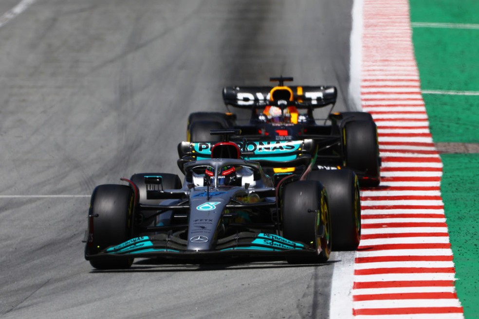 Russell segura Verstappen no GP de Barcelona � Foto: Mark Thompson/Getty Images