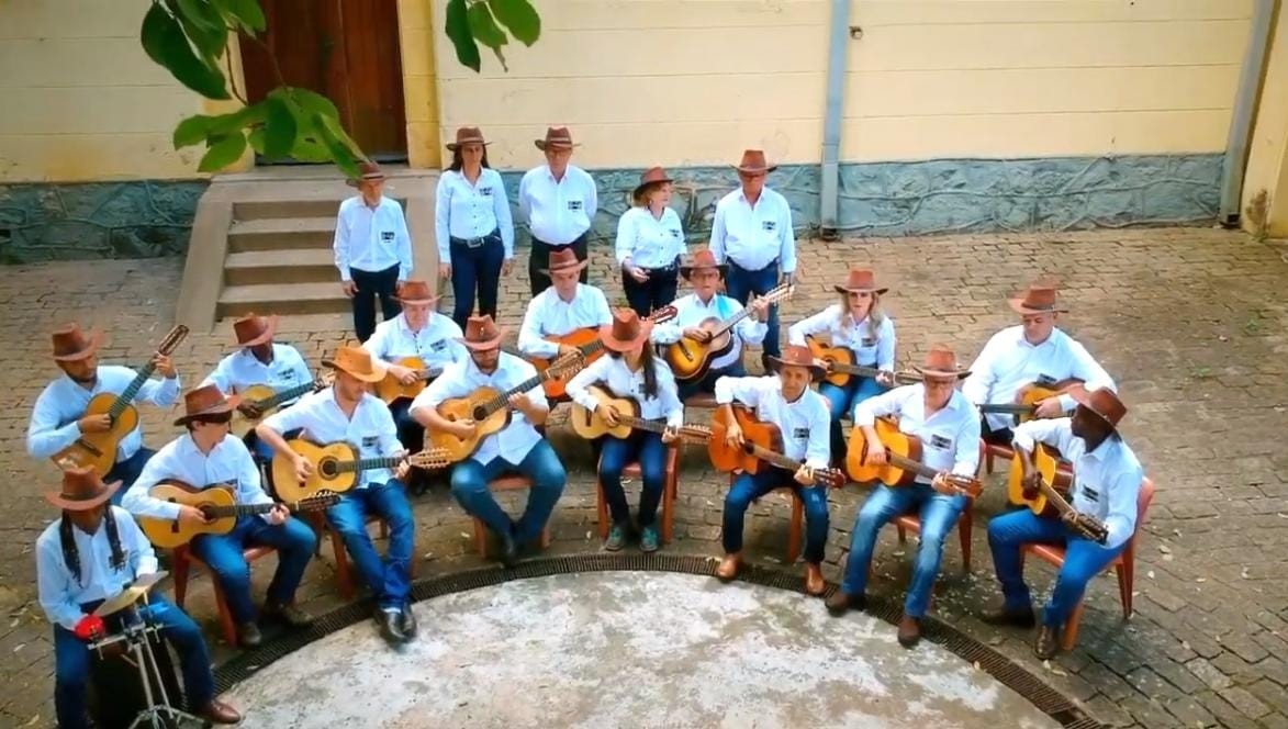 Orquestra de Violeiros de Araras resgata história e cultura do sertanejo raiz em concerto no Sesi de Piracicaba