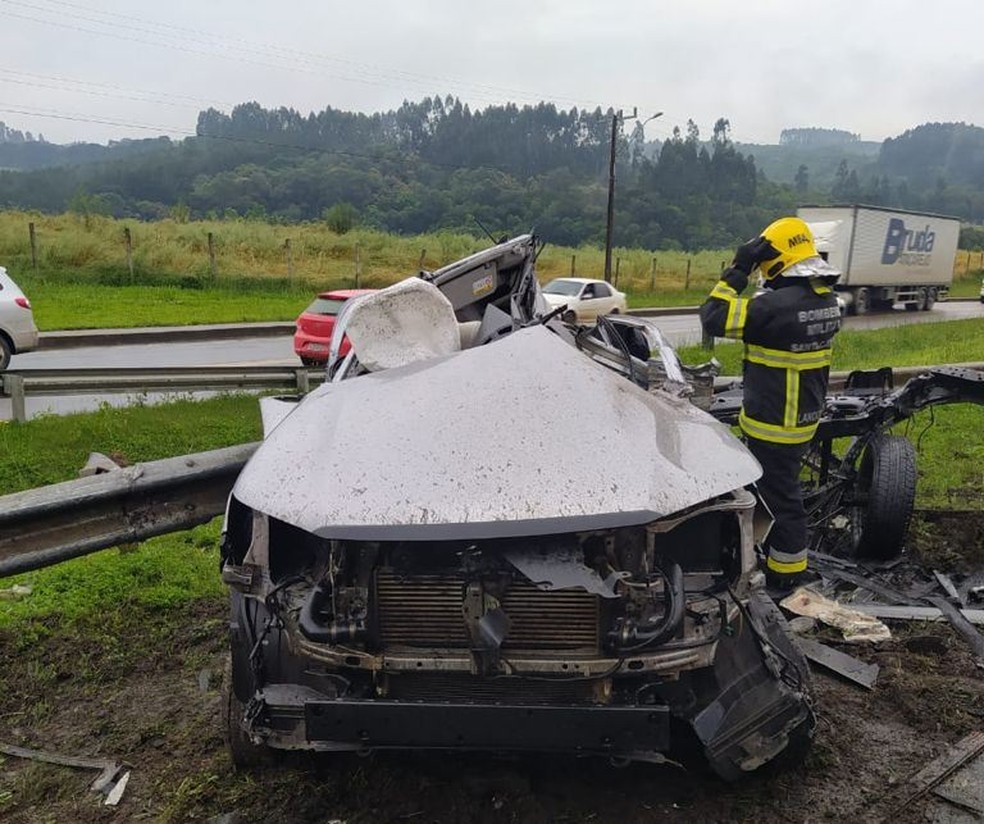 Homem que morreu no acidente estava dirigindo carro uma Hilux com placas de Itaiópolis — Foto: PRF/ Divulgação