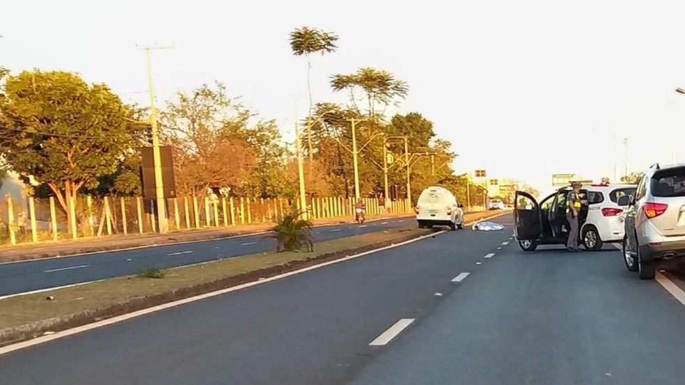 Mulher é atropelada e morre após cair da moto em colisão contra carrinho de sucata em Araraquara — Foto: ACidade ON Araraquara