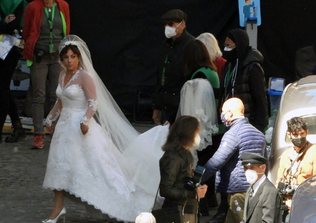 ROME, ITALY - APRIL 08: Lady Gaga entering the church, wearing a bride gown on the set of "House of Gucci" on April 8, 2021 in Rome, Italy. (Photo by MEGA/GC Images) (Foto: GC Images)