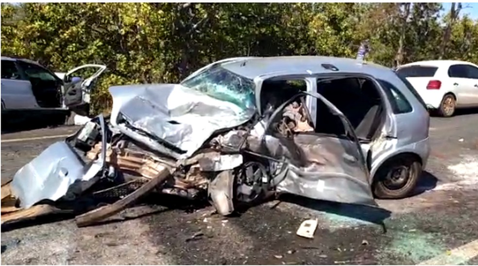 Carro ficou destruído após acidente na MT-060 — Foto: Reprodução
