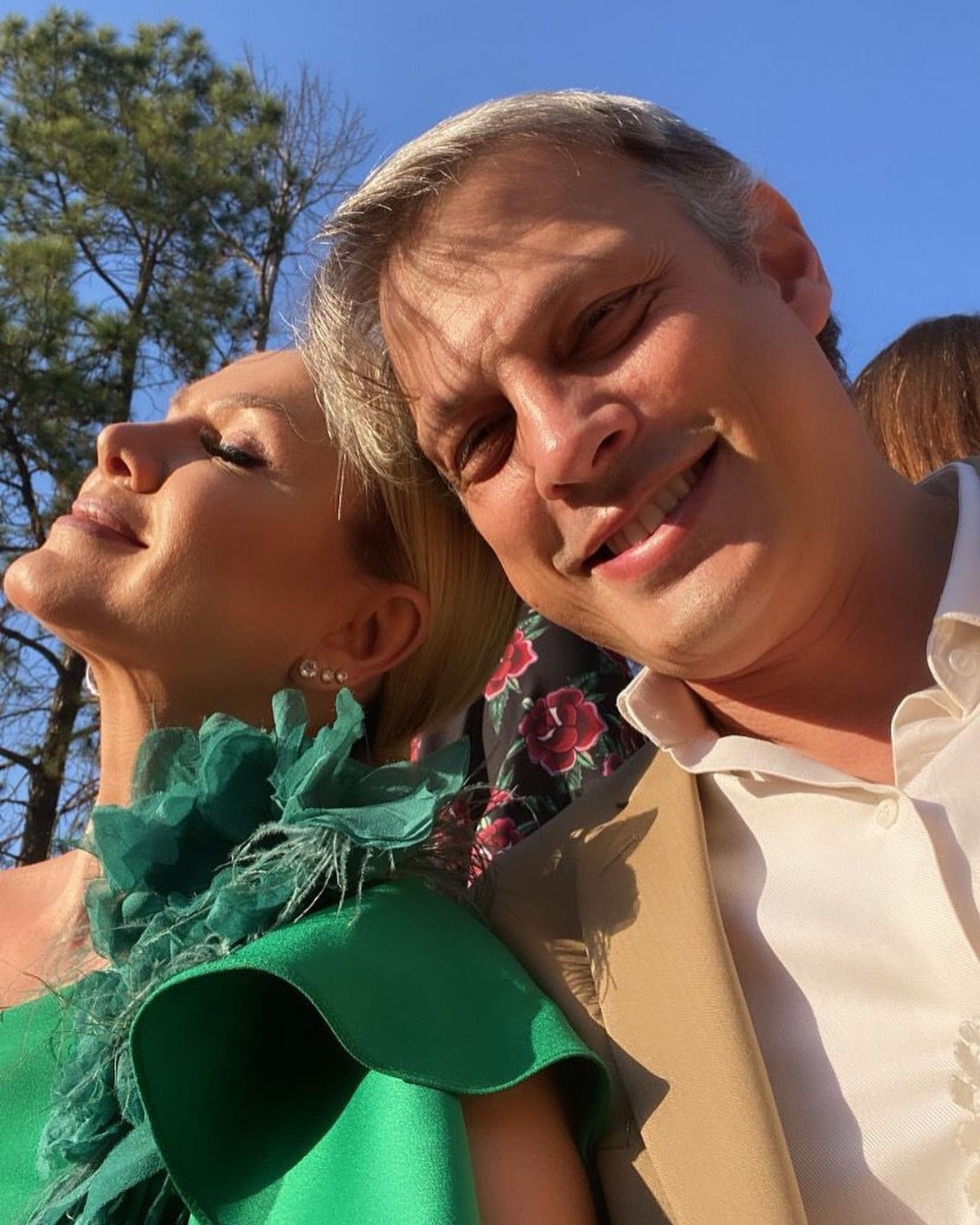 Com série de cliques raros, Eliana parabeniza Adriano Ricco: 