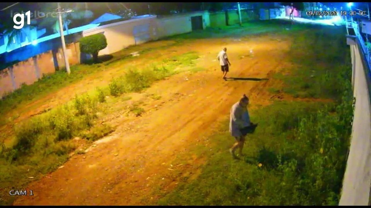 VÍDEO: Câmeras de segurança flagram  cachorrinha sendo abandonada por casal em MG