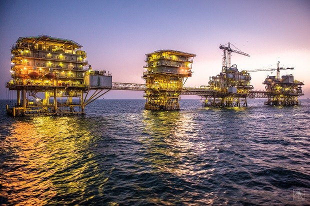 Exploração de petróleo pela Aramco no campo Tanajib Golfo Pérsico 2018 (Foto: Divulgação Aramco)