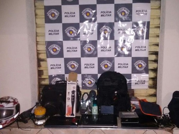Objetos roubados das casas foram encontrados no veículo (Foto: Divulgação/Polícia Militar Rodoviária)