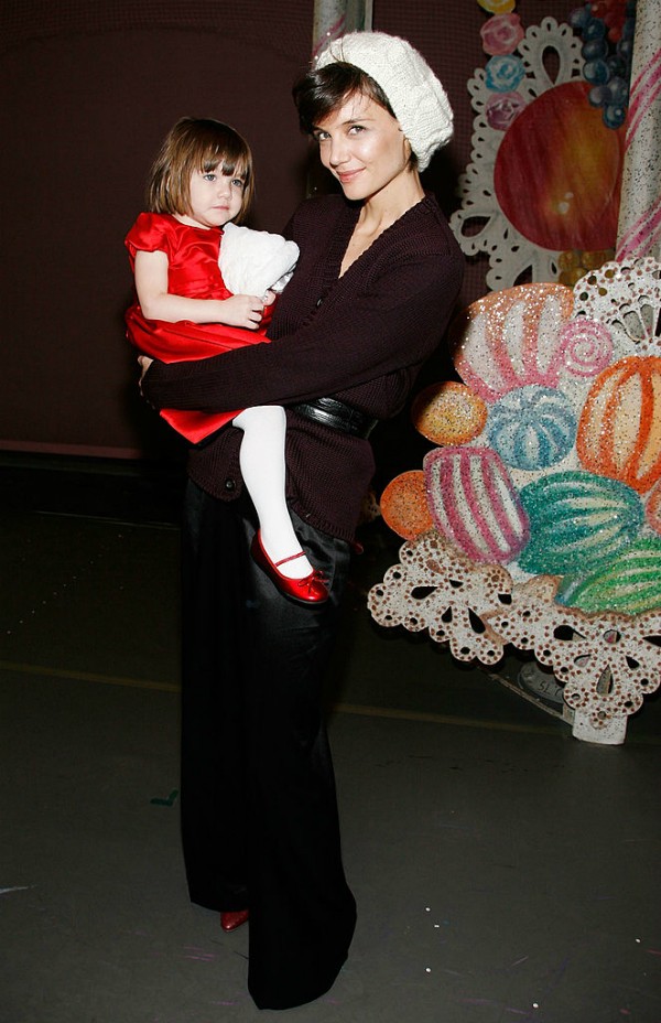 Katie Holmes segur a filha, Suri Cruise, no colo (Foto: Getty Images)