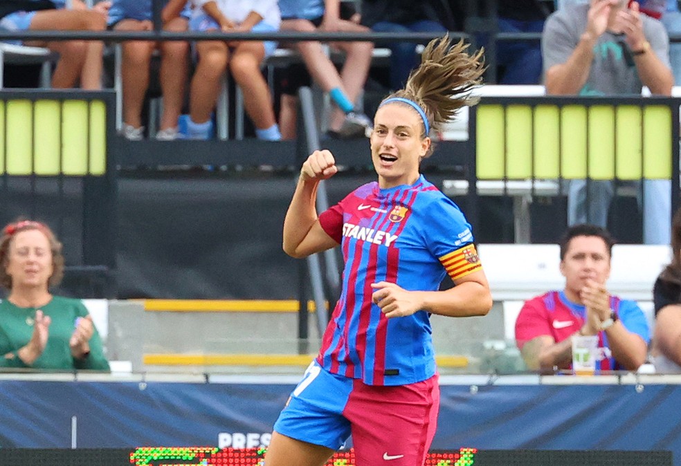 Alexia Putellas comemora um gol pelo Barcelona durante a pré-temporada da equipe — Foto: ABBIE PARR / AFP