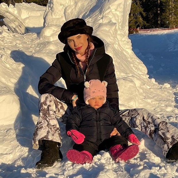 Julia Pereira com a filha, Suzanne, em férias nos alpes franceses (Foto: Arquivo pessoal)