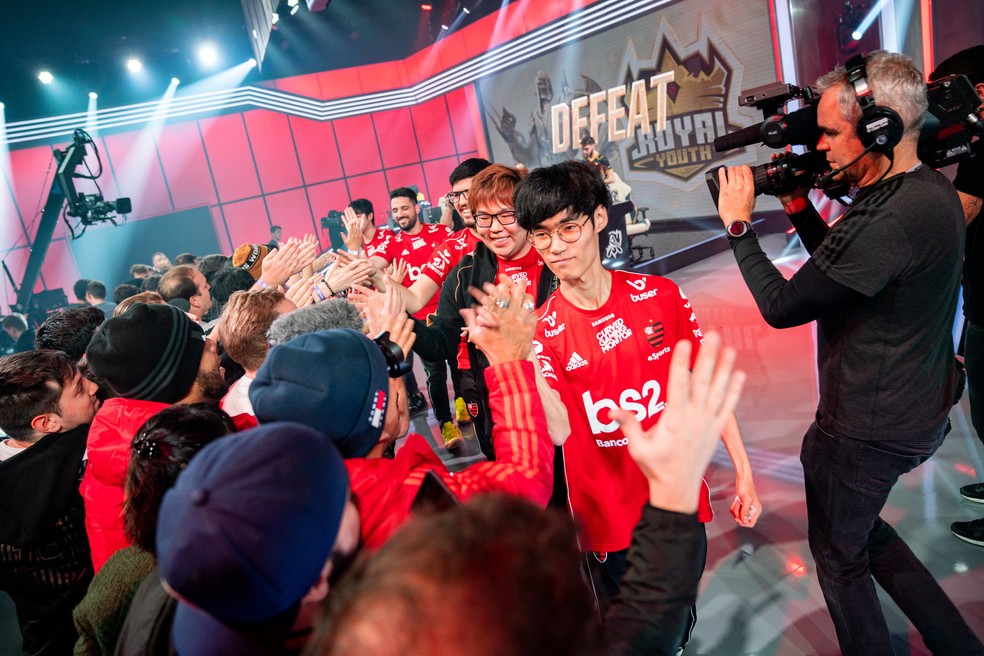 Jogadores do Flamengo comemoram com a torcida — Foto: Riot Games/Divulgação