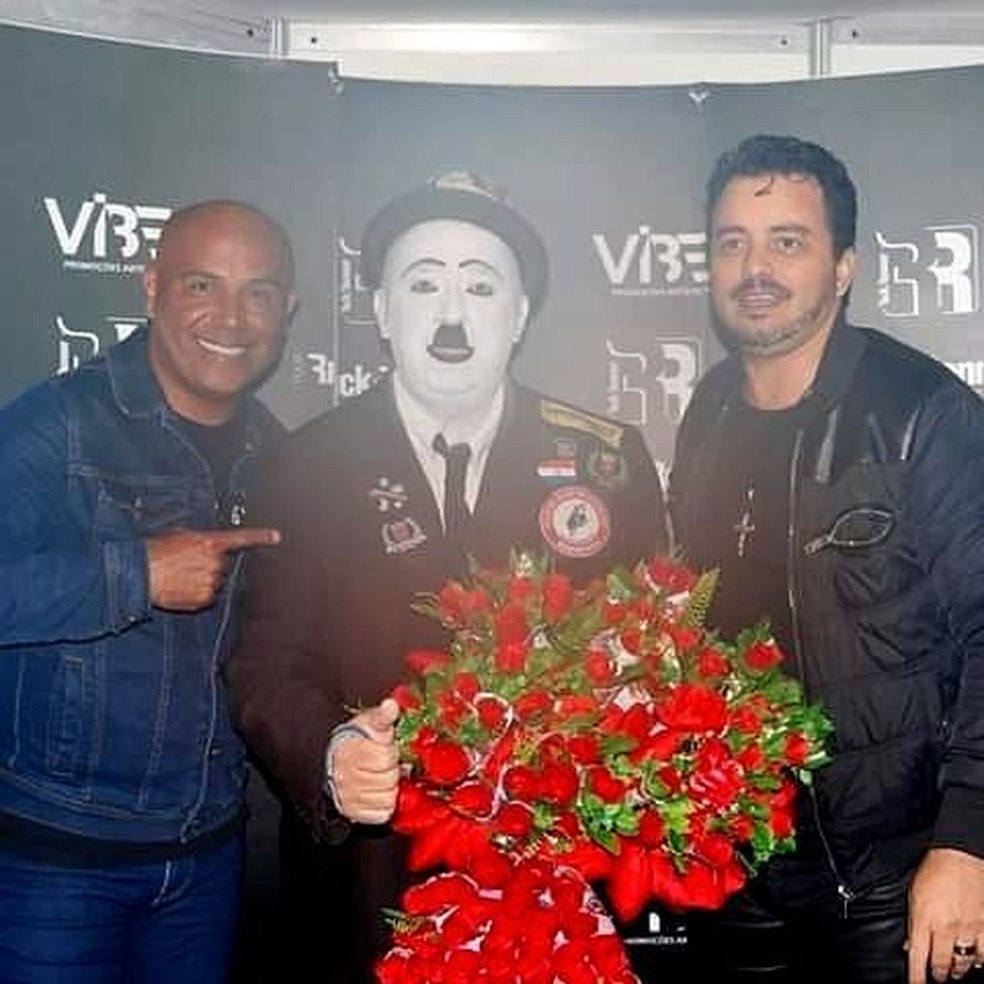 Juan trabalha há 20 anos como artista e há oito como vendedor em eventos sertanejo; na foto, com Rick e Renner — Foto: Arquivo pessoal