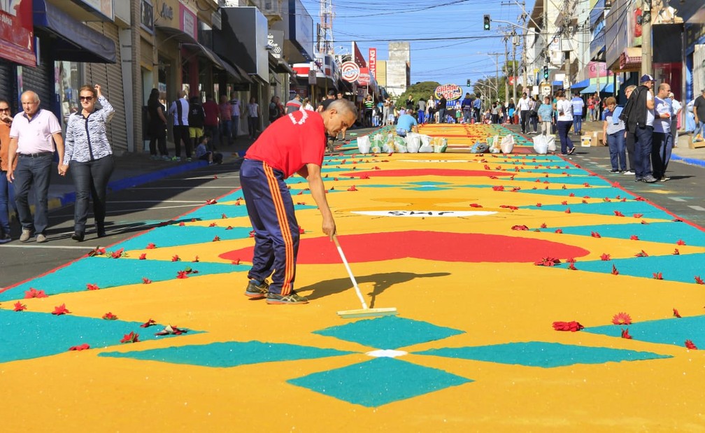 Pessoas participam da montagem dos tapetes de Corpus Christi em Matão (SP) (Foto: Fabio Rodrigues/G1)