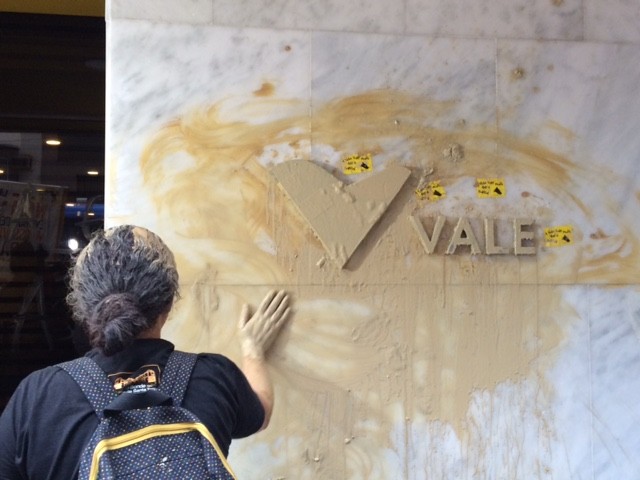 Manifestante pinta parede da sede da Vale, no Centro do Rio (Foto: Cristina Boeckel/G1)