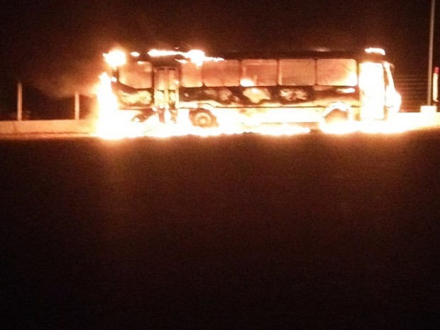 Ônibus particular foi incendiado no pátio de um posto de combustíveis em São José do Campestre (Foto: Jackson Félix/O Paralelo)