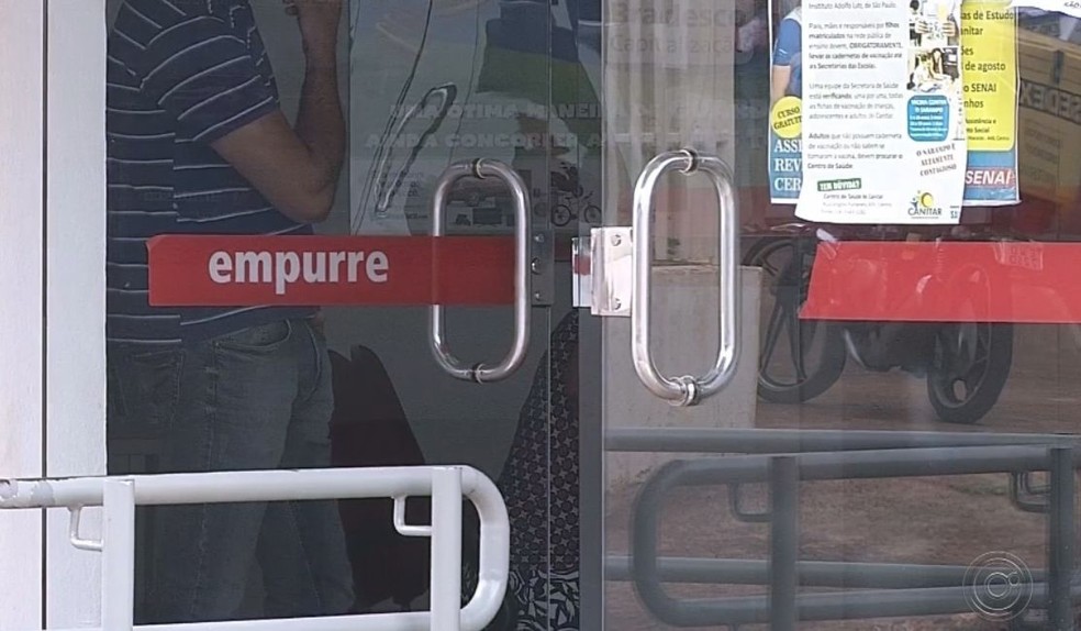 Porta da agência bancária não foi danificada nem arrombada em Canitar  — Foto: TV TEM / Reprodução 