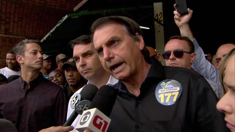 Jair Bolsonaro deu entrevista apÃ³s ato de campanha na Ceasa, Zona Norte do Rio de Janeiro (Foto: ReproduÃ§Ã£o/TV Globo)