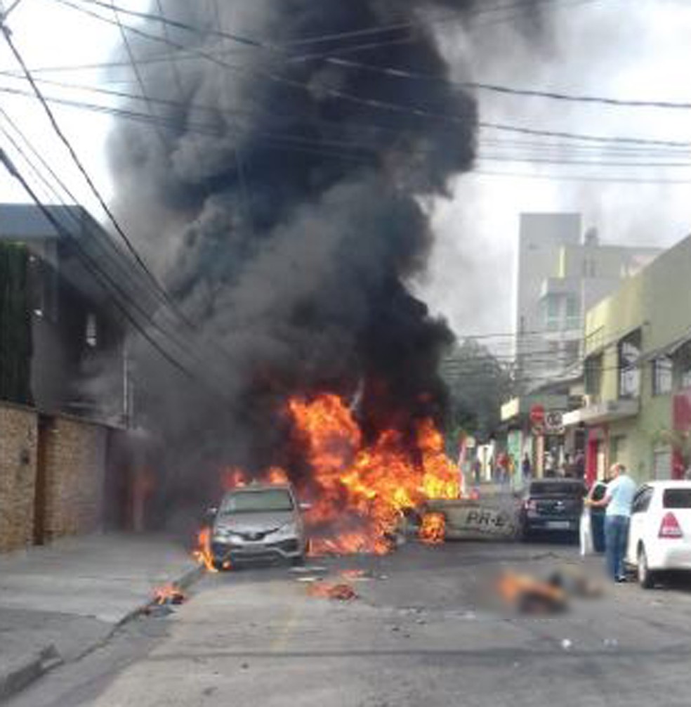 Avião cai no bairro Caiçara, em Belo Horizonte; morador disse que tentou salvar homem que ainda pegava fogo — Foto: Carlos Henrique Pacheco Diniz/Arquivo pessoal