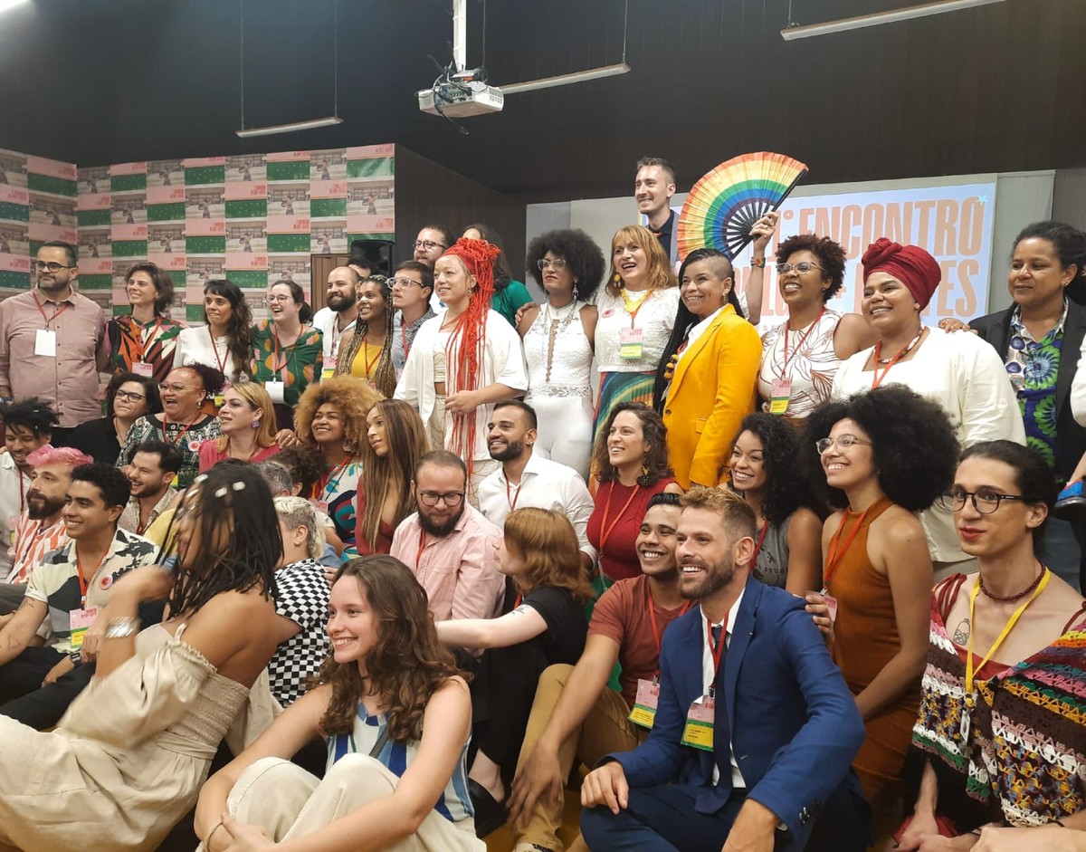 'Meninos, meninas e menines podem usar rosa e azul agora', diz secretária de defesa dos direitos LGBTQIA+ - Globo