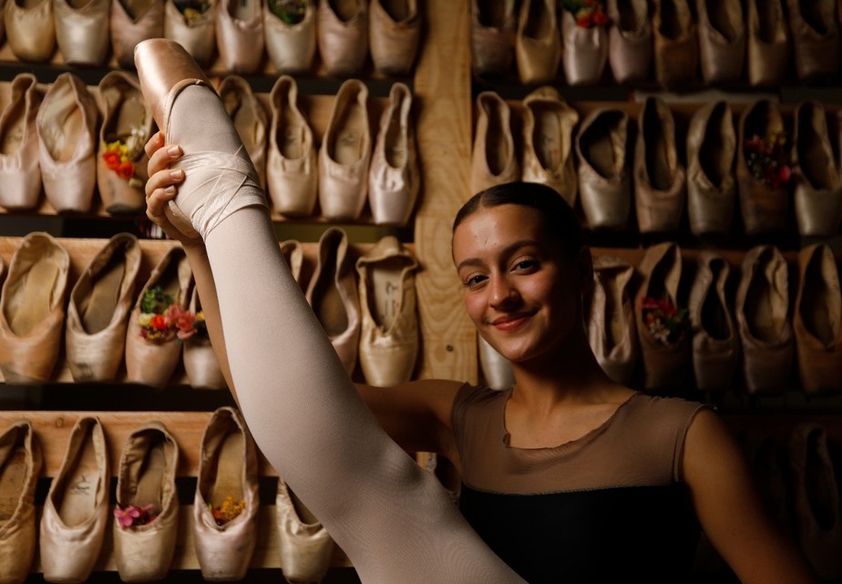 A bailarina Maria Eduarda, de 16 anos, voltou a dançar após ter sofrido acidente e amputado dedo do pé