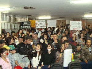 Manifestantes lotam a Câmara de Vereadores de Itapetininga (SP). (Foto: Jéssica Pimentel / G1)