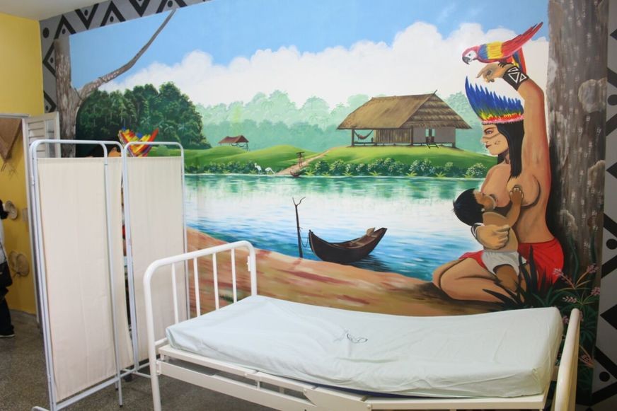 Sala projetada para acolher as indígenas com pinturas nas paredes feitas por artistas das tribos (Foto: Divulgação)