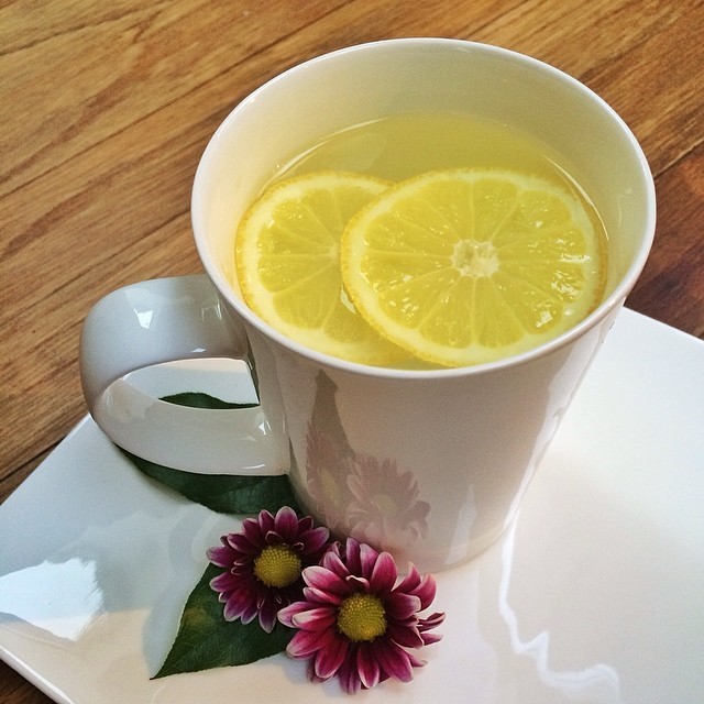 A família começa o dia com uma xícara de água morna com limão em jejum (Foto: Reprodução/ Instagram)