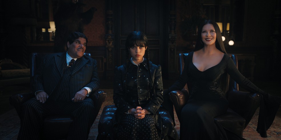 Luis Guzmán, Jenna Ortega e Catherine Zeta-Jones — Foto: Netflix